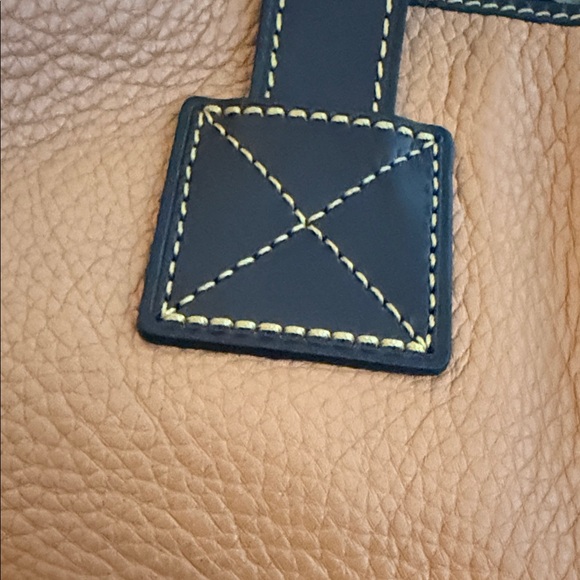 Dooney and Bourke, large Leather Tote Bag and cosmetic case - Picture 3 of 16